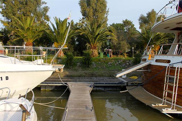 Boat And Breakfast Fiumicino - Roma Hotel Ostia Antica Ngoại thất bức ảnh
